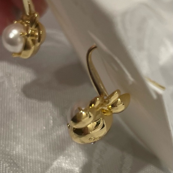 Kendra Scott Gold and Pearl Minnie Mouse Earrings.New - Picture 2 of 3